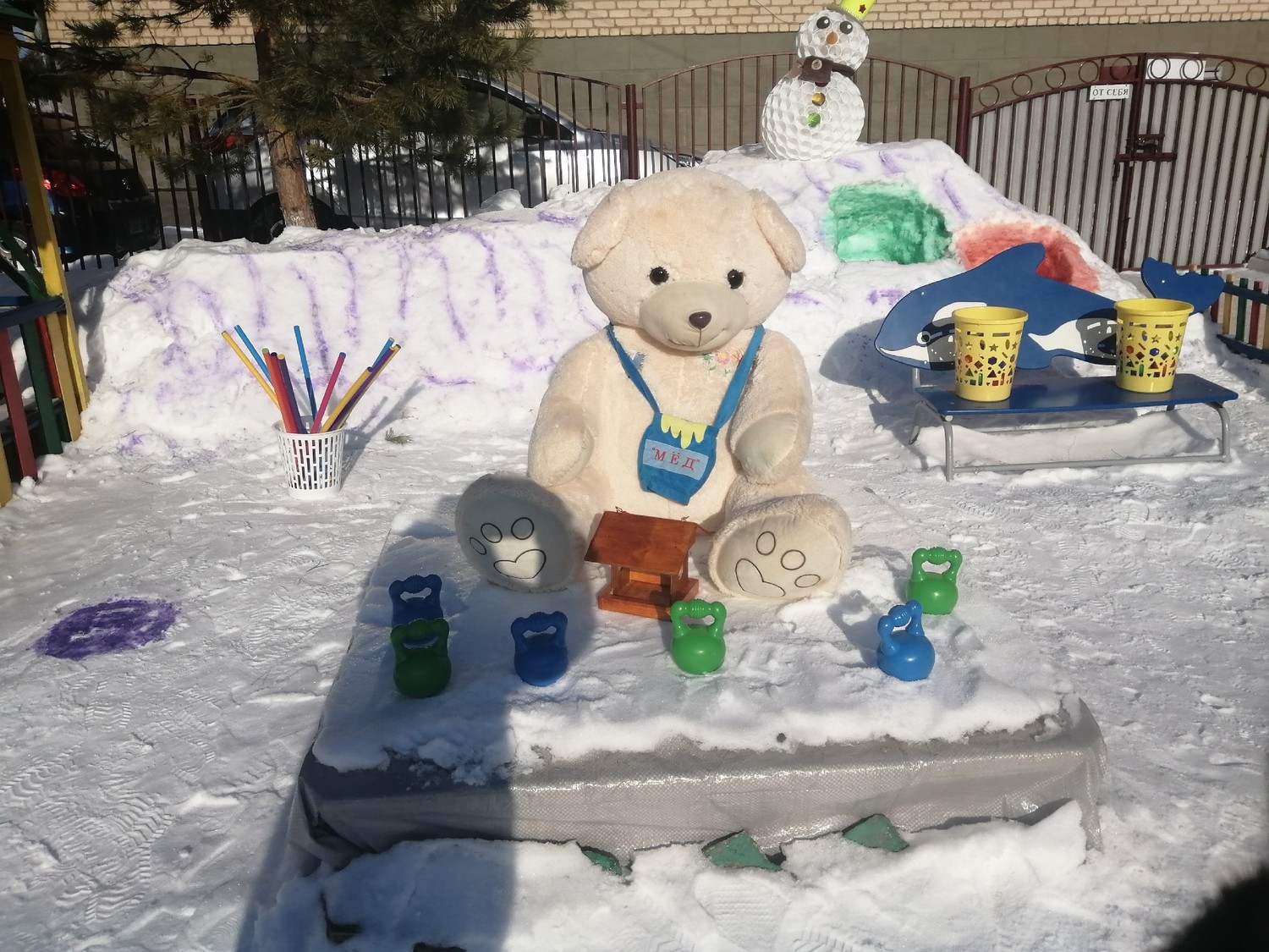 Дети в снежном городке